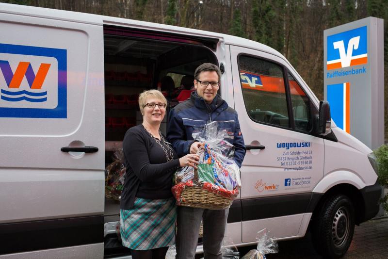 Woydowski packt für Bergisch Gladbacher Tafel